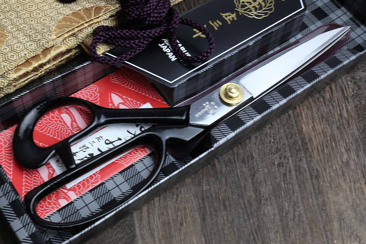 Yoshihiro Premium Carbon Steel Right-Handed Tachibasami Fabric Scissors - Image 3